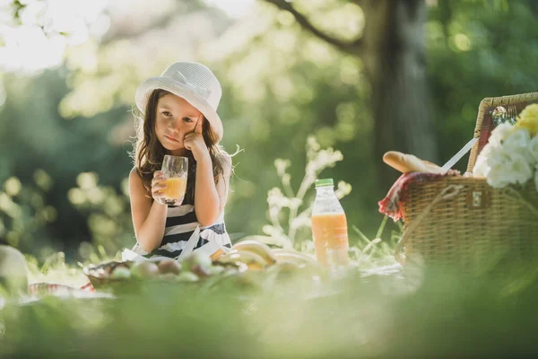 Una Linda Niña Bebiendo Jugo Naranja Pensando Mientras Disfruta Día —  Fotos de Stock