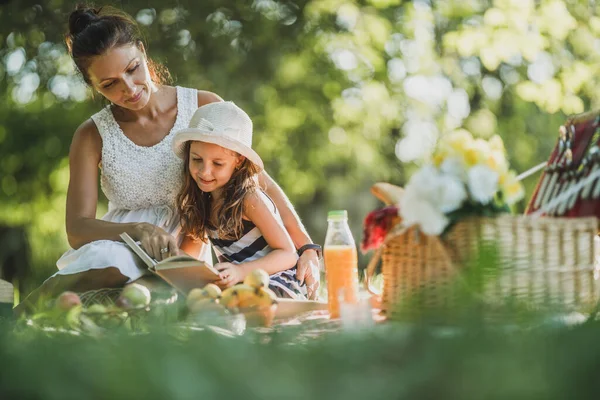 Schöne Mutter Und Ihre Süße Tochter Lesen Buch Park Und — Stockfoto