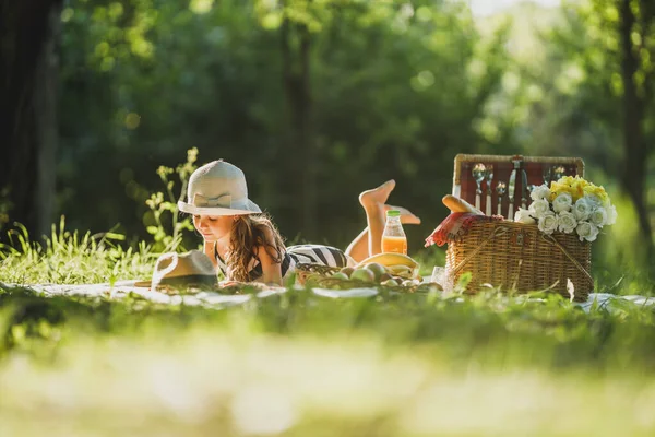 Милая Маленькая Девочка Лежит Одеяле Траве Проводит Весенний День Пикнике — стоковое фото