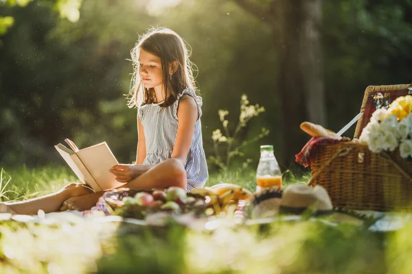 Cute Little Girl Reading Book While Enjoying Picnic Day Nature — Stock Photo, Image