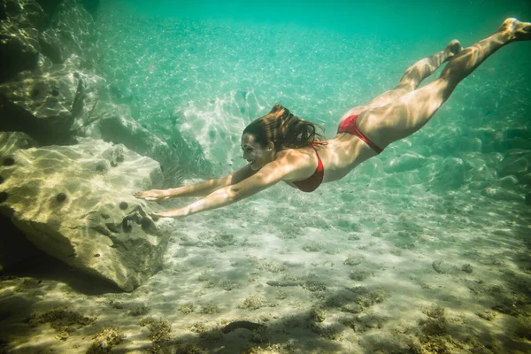 Una Hermosa Joven Divierte Las Vacaciones Verano Explorando Fondo Del —  Fotos de Stock