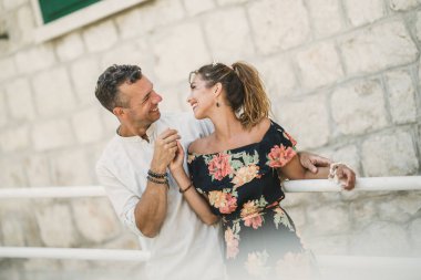 Mutlu çift, eski Akdeniz şehrinde yaz gününü geçirirken sarılıp eğleniyorlar..