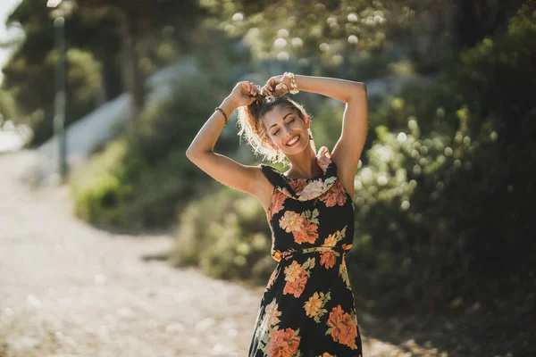 Uma Jovem Feliz Desfrutando Umas Férias Verão Enquanto Caminha Por — Fotografia de Stock