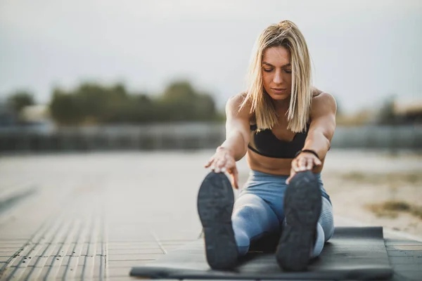 Mujer Joven Deportiva Haciendo Ejercicios Estiramiento Mientras Calienta Antes Entrenar — Foto de Stock