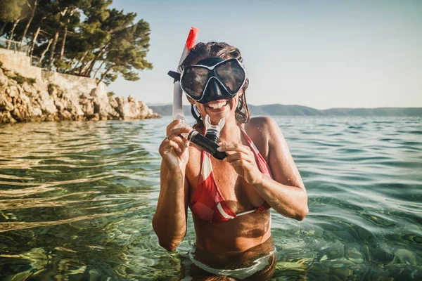 Radosna Kobieta Masce Nurkowania Snorkel Cieszyć Się Plaży Przygotowuje Się — Zdjęcie stockowe