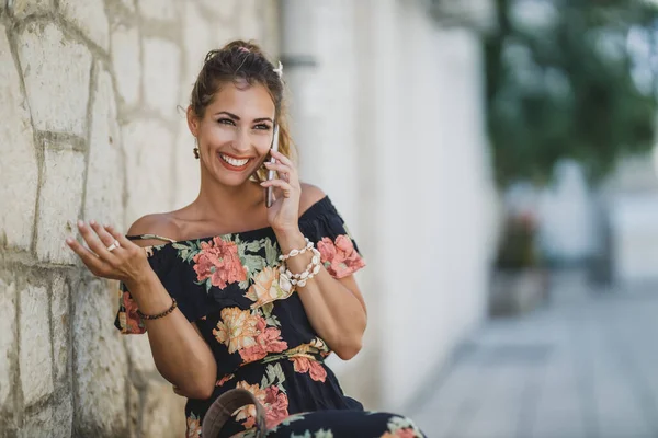 Uma Jovem Mulher Sorridente Conversando Seu Smartphone Enquanto Desfruta Umas — Fotografia de Stock