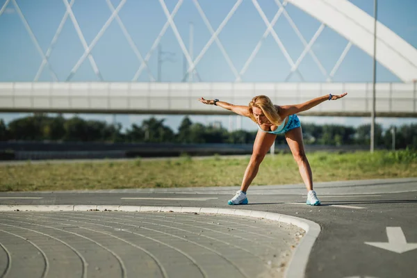 Donna Adulta Che Esercizi Stretching Mentre Scalda Allenamento Sportivo Vicino — Foto Stock