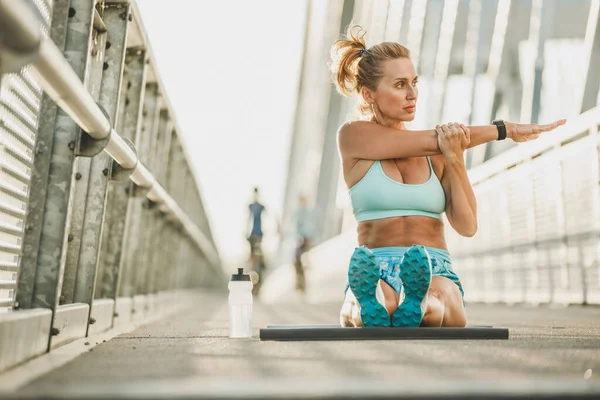 Middelbare Leeftijd Sportvrouw Opwarmen Strekken Haar Armen Een Brug — Stockfoto