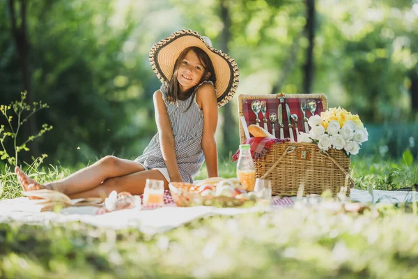 Мила Усміхнена Маленька Дівчинка Проводить Весняний День Природі Насолоджуючись Пікніком — стокове фото