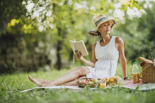 Mujer Pensativa Pasar Día Primavera Naturaleza Leer Libro Picnic — Foto de Stock