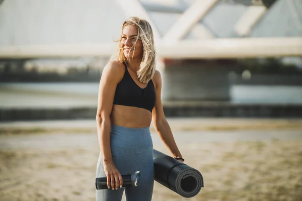 Beautiful Smiling Woman Sports Wear Holding Yoga Mat Bottle Water — Stock Photo, Image