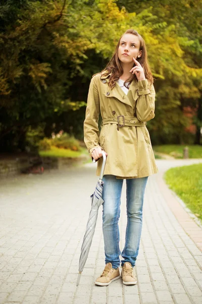 Mujer joven en el parque — Foto de Stock