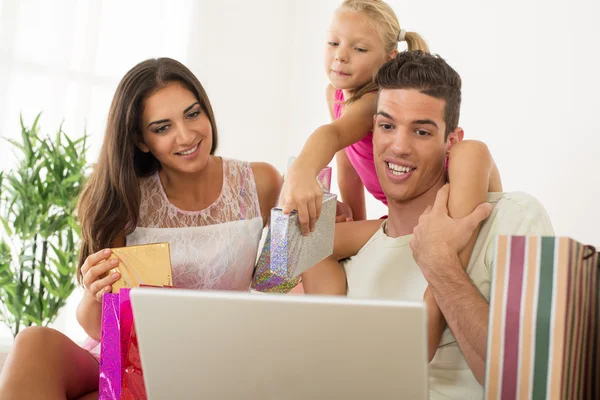 Familia feliz tener compras en línea —  Fotos de Stock