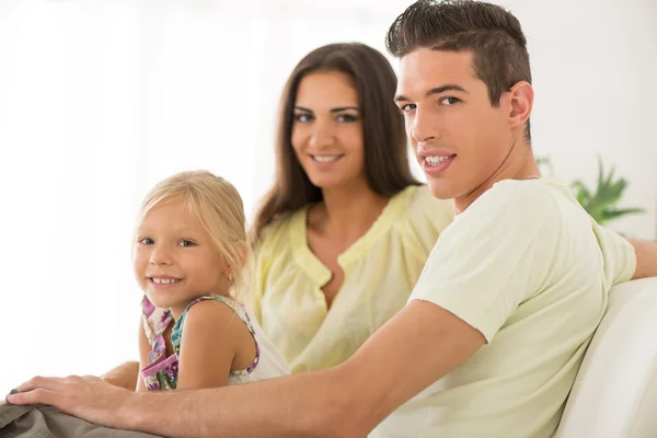 Familia feliz en casa — Foto de Stock