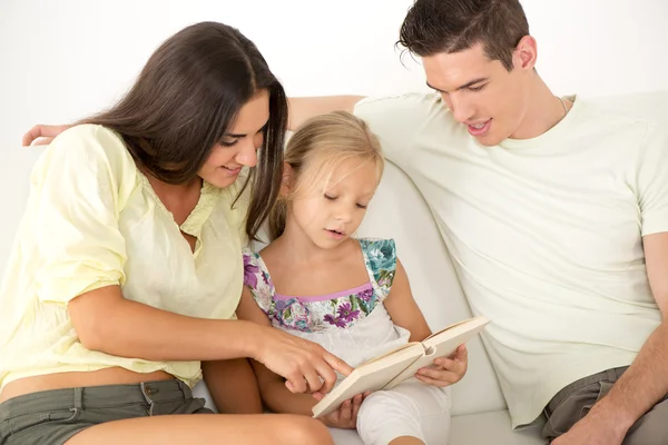 Familia feliz en casa — Foto de Stock