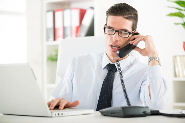 Geschäftsmann im Büro — Stockfoto