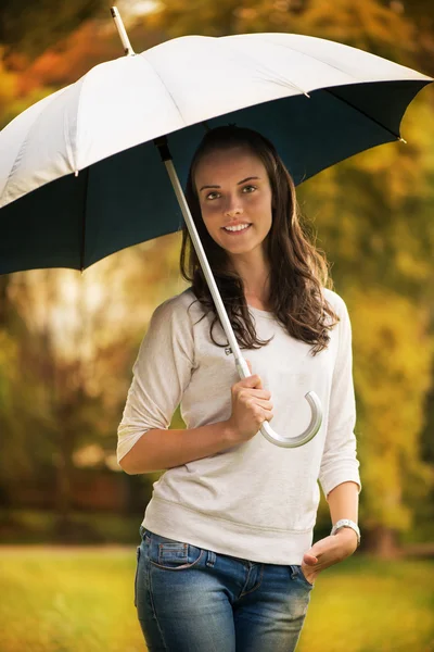 Giovane donna con ombrello — Foto Stock