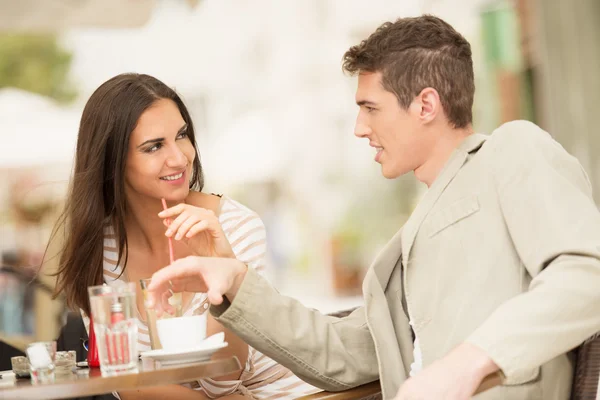 Pareja joven en la cafetería —  Fotos de Stock