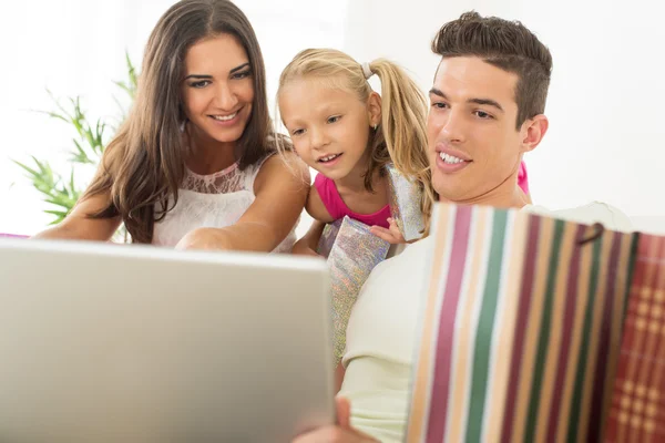 Lycklig familj med online shopping — Stockfoto