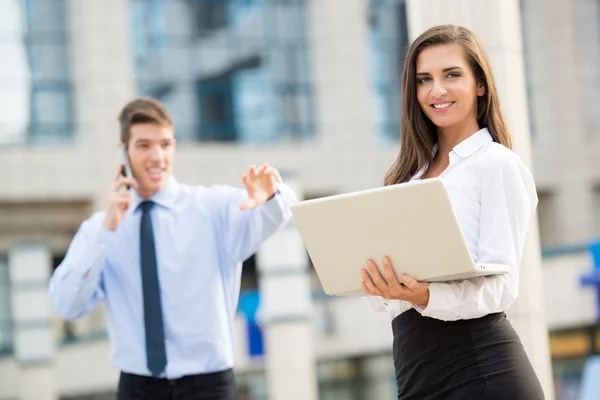 Jovem casal empresarial — Fotografia de Stock