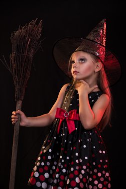 küçük halloween cadı