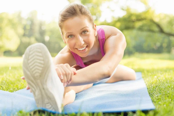 Stretching im Park — Stockfoto