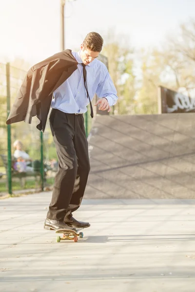 Homme d'affaires sur planche à roulettes — Photo