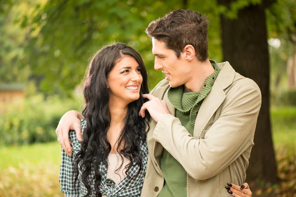 Jeune couple amoureux dans le parc — Photo