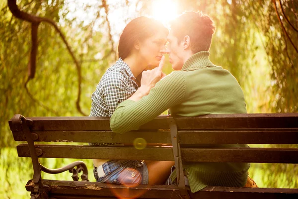 Bisous sur un banc de parc — Photo