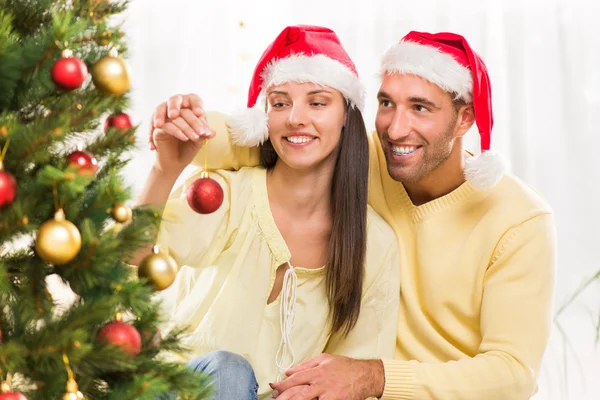 幸せなクリスマスのカップル — ストック写真