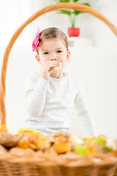 Ein kleines Mädchen isst Gebäck — Stockfoto