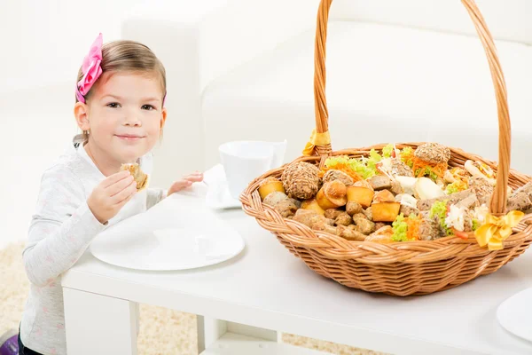 Niedliches kleines Mädchen mit Gebäck — Stockfoto