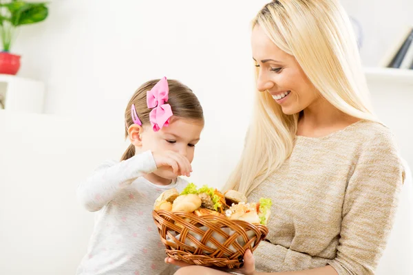 Schattig moeder en dochter met gebak — Stockfoto