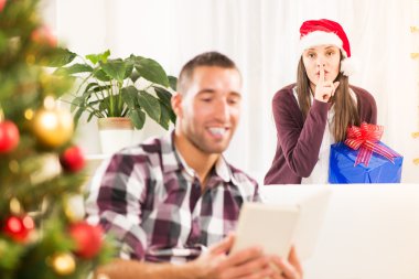 Shhhh, ben onun için bir Noel hediyesi var