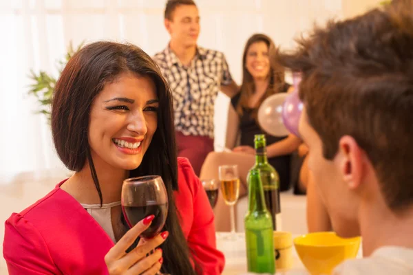 Coqueteando en la fiesta de la casa — Foto de Stock