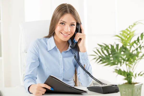 Mulher de negócios telefonando — Fotografia de Stock