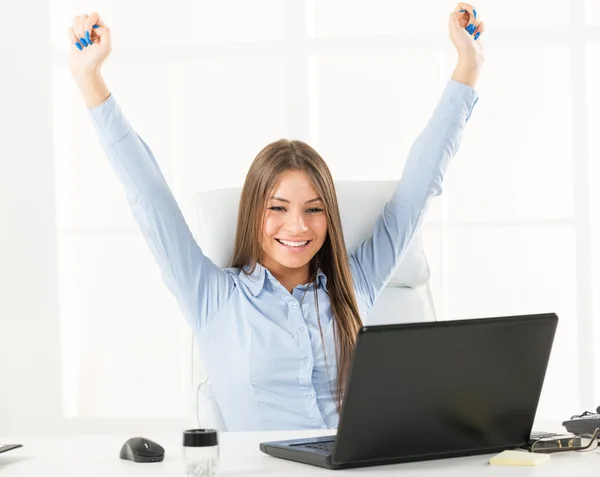 Gelukkig Bussineswoman voor Laptop — Stockfoto