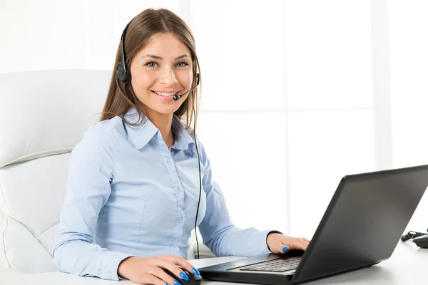 Bussineswoman With A Headphone, Typing On The Laptop — Stock Photo, Image