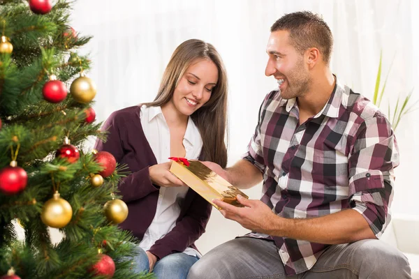 Feliz pareja de Navidad —  Fotos de Stock