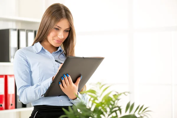 Young Businesswoman With Folder — Stock Photo, Image