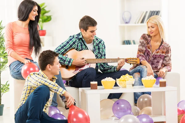 Umgås med gitarr — Stockfoto