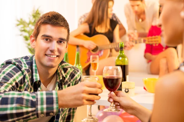 Disfrutar en buena compañía con buen vino — Foto de Stock