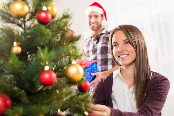 Decorating Christmas tree — Stock Photo, Image