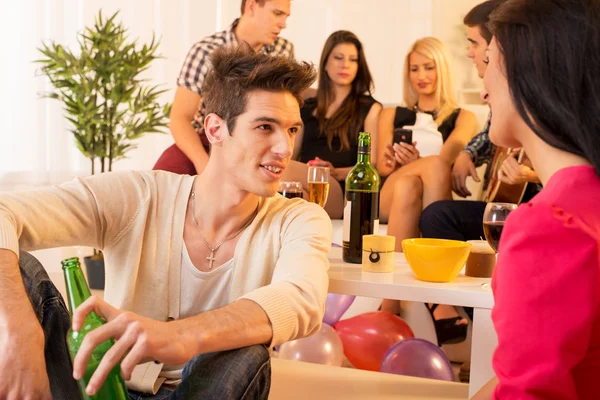 Socializing At House Party — Stock Photo, Image