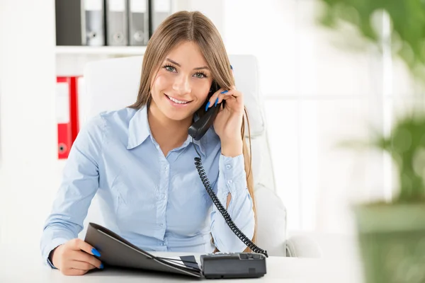telefon ederek iş kadını