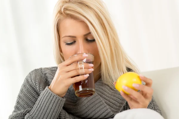 Schattige Blonde meisje drinken thee — Stockfoto