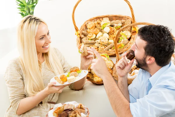 Pareja disfruta en productos horneados — Foto de Stock