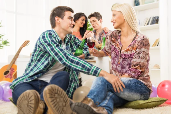 Corteggiamento alla festa di casa — Foto Stock