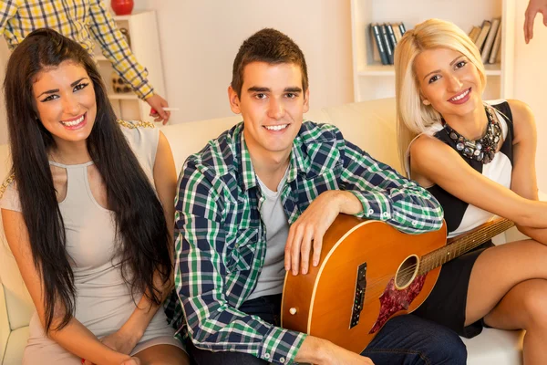 Молодой гитарист с горячими девушками — стоковое фото