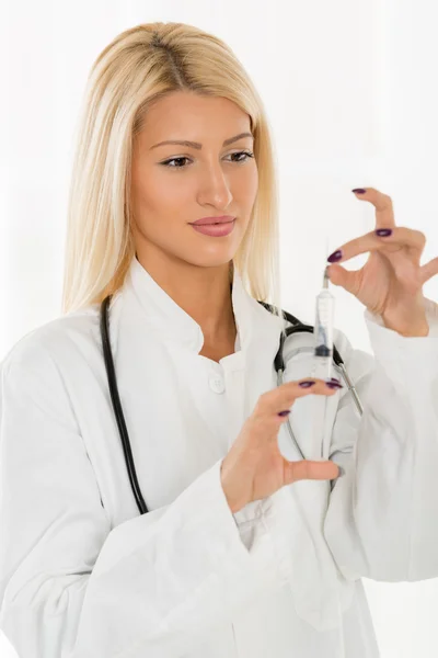 Eine hübsche Krankenschwester mit Spritze — Stockfoto